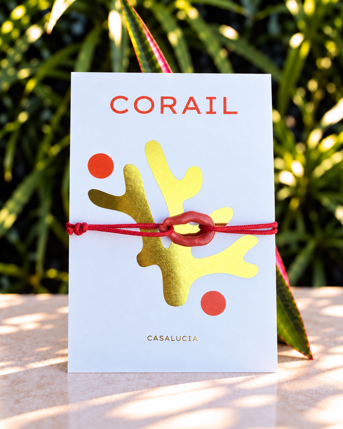Giru Grande – bracelet, rouge, sur sa carte